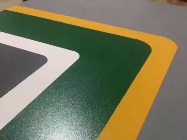 地下停車場無振動防滑坡道施工流程分享，地下車庫水性防滑坡道